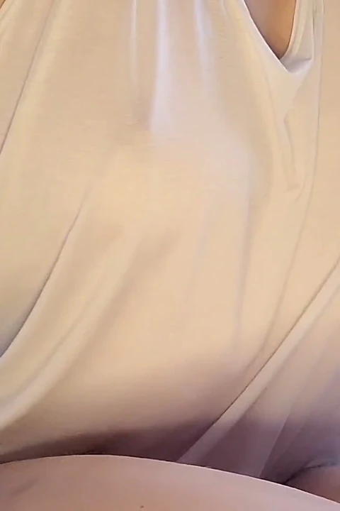 Beyaz t-shirt gür dildo solo orgazm