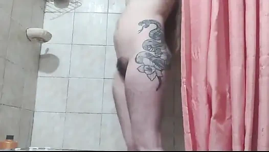 Soğuk bir günde banyo yapıyor