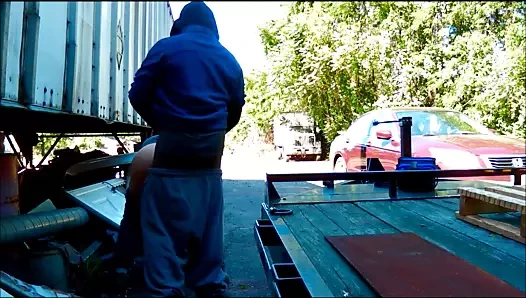 Zibmusser, fabrika işçisi tarafından yükleme iskelesinde üredi