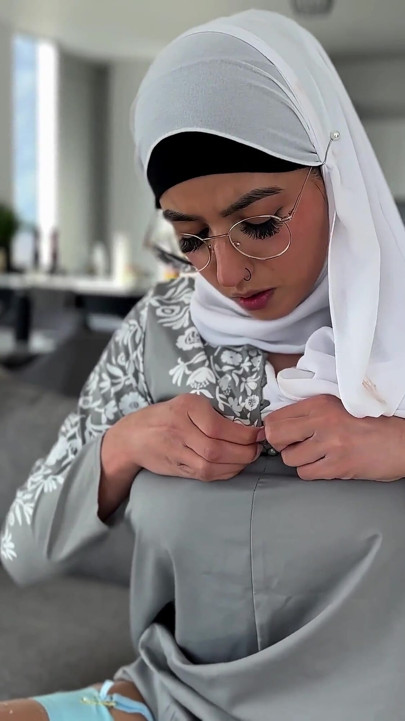 Masum hizmetçi Aaliyah Yasin seks oyuncaklarını keşfediyor