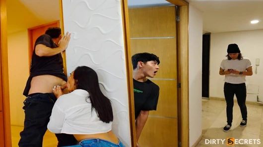 EMLAKÇı BIR EVI GÖSTERIRKEN BIR MÜŞTERIYLE SIKIŞIYOR.