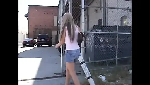 Üç güzel lezbiyen orta yaşlı seksi kadın için büyük takma yarakla çifte penetrasyon