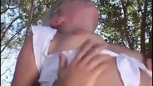 Genç sarışın fahişe sıkı yuvarlak götüyle sert bir yarağa biniyor