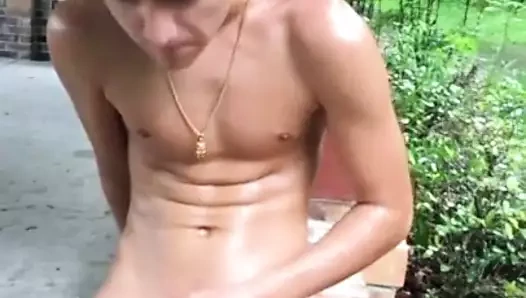 Bisikletli bir yabancı size yardım etmek için uğradığında