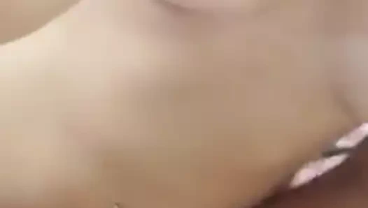 Eleanor'dan ona seksi bir şey göndermesini istedi.