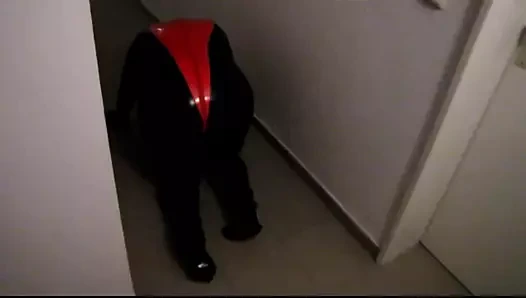 Petplay im Latexanzug...