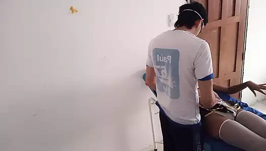 Masör yeni ecclesiastical dininin papazını çok ıslatıyor.