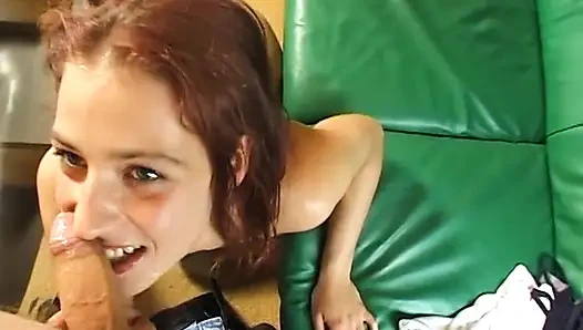 Ragazza rossa viene sditalinata prima di succhiare il cazzo in azione punto di vista