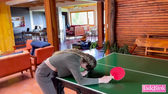 Üvey kız kardeş üvey erkek kardeşiyle striptiz yapıyor
