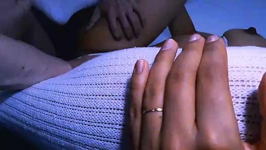 Apartmanda, zevk çığlıkları her köşeyi doldurana kadar vazgeçmeyeceklerini biliyorlardı