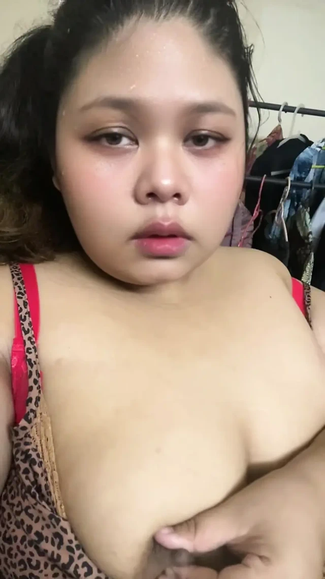 Filipinli üvey kız kardeşim tesettürünü çıkardı ve bu videoyu benim için telefonunda çekti.