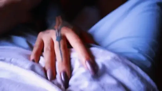 Mükemmel dövmeli hatun bana sevimli bir sakso çekiyor