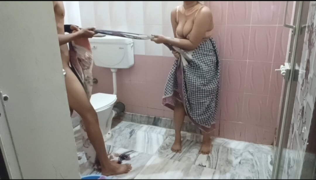 Genç üvey erkek kardeş banyoda porno videoları izlerken mastürbasyon yapıyor achanak behen ne dekh liya üvey kız kardeş onu gördü
