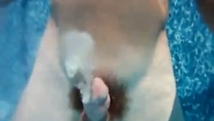 Su boşalmak altında eller yok