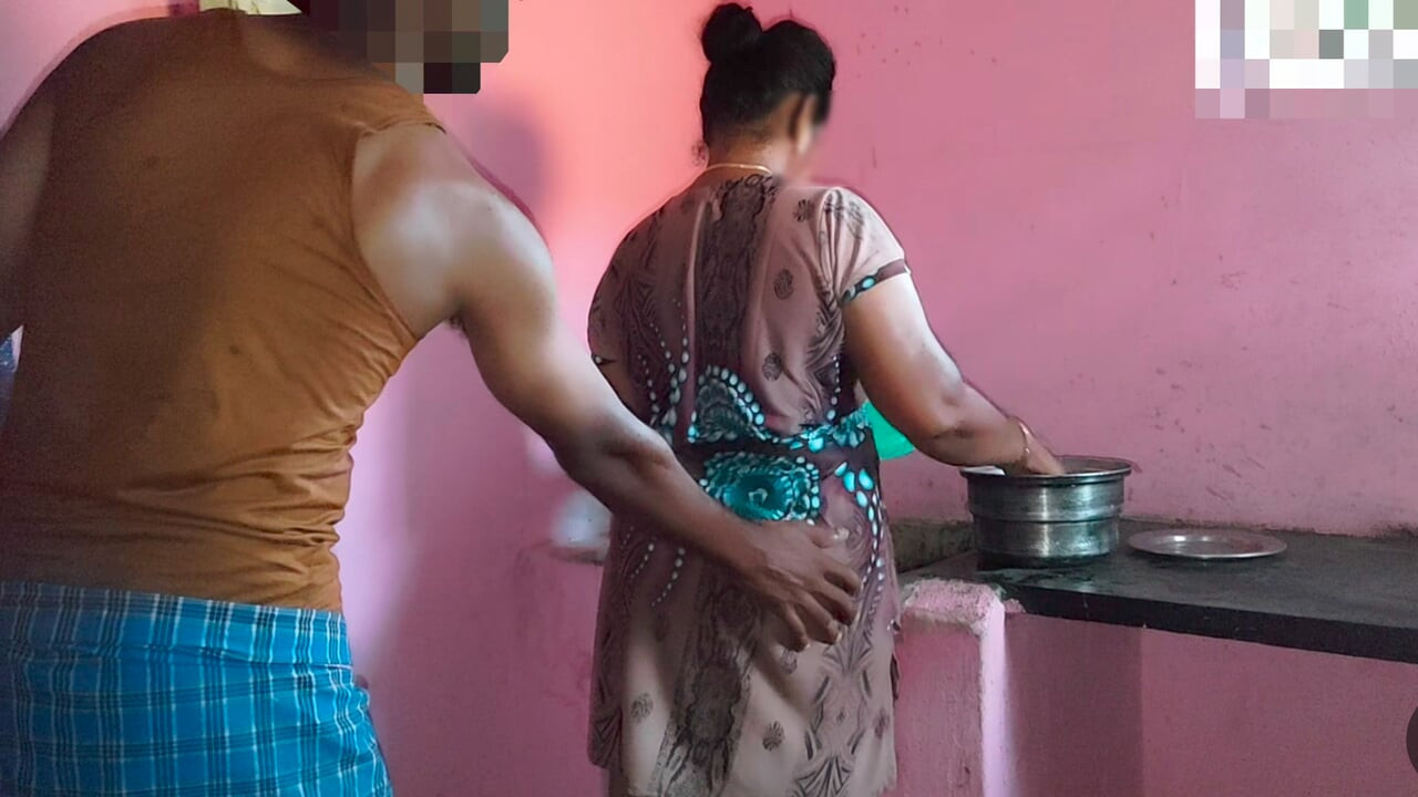 Onunla seks yaptığımda teyze mutfakta çalışıyordu