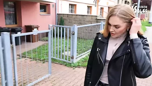 Uzun bir iş gününden sonra Yelena ve ayakları