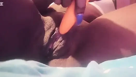 Orta yaşlı seksi kadın mia plajdan dönüyor ve amına mastürbasyon yapıyor.