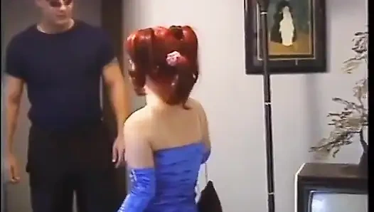 Kızıl saçlı cüce amcığını yalatıyor ve siktiriyor