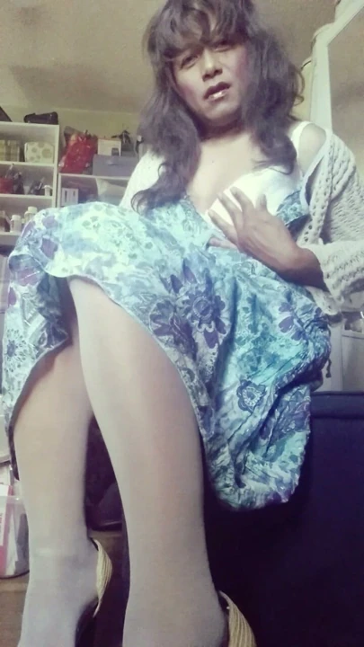 Lady Jhazmeena Mavi Elbise İç Çamaşırı ve Meme Uçlarını Gösteriyor