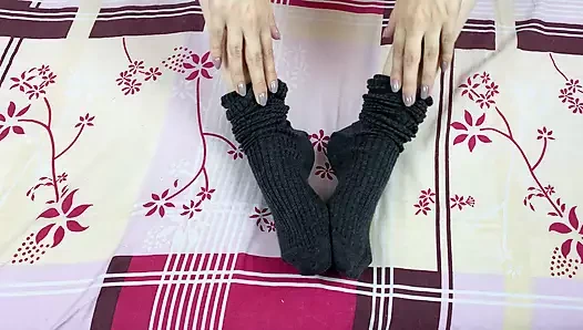 Gri uzun çoraplı kız yatakta kendini okşuyor