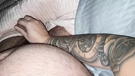 Dövmeli üvey anne üvey oğluna yarakla mastürbasyon yapıyor