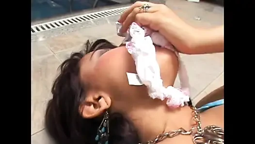 Latina iç çamaşırıyla mastürbasyon yapıyor ve fışkırtıyor