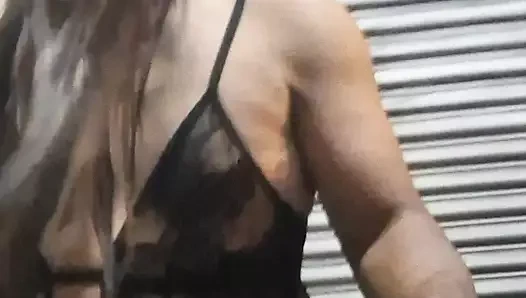 Seksi kadın kılıklı gece yarısı halka açık yürüyüş