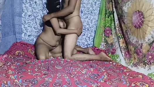 Üvey kız kardeşinin odasında gece geç saatlerde seks