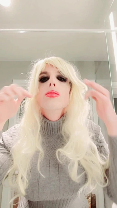 Slutty Sandy işe gitmeye hazırlanıyor