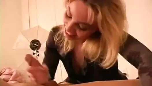 Zavallı beyaz çöp oral seks