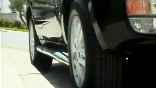 Güzel gençler büyük sert bir yarakla dudaklarından ve amlarından sikiliyor