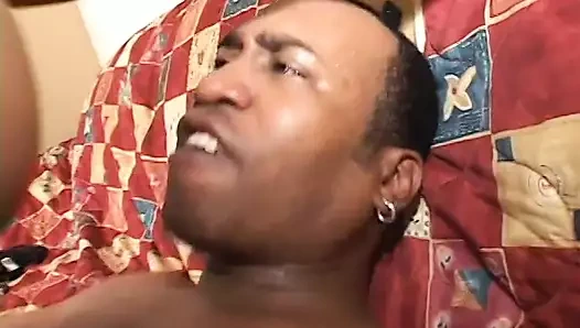 Siyah kadın dizlerinin üzerinde çük berbat