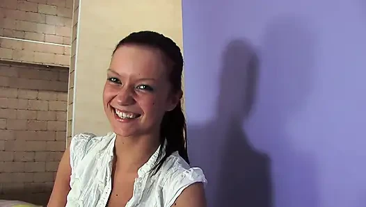 Neşeli Amelia bölünmüşleri yaparken sakso çekiyor, sonra genç götünü sikiyor