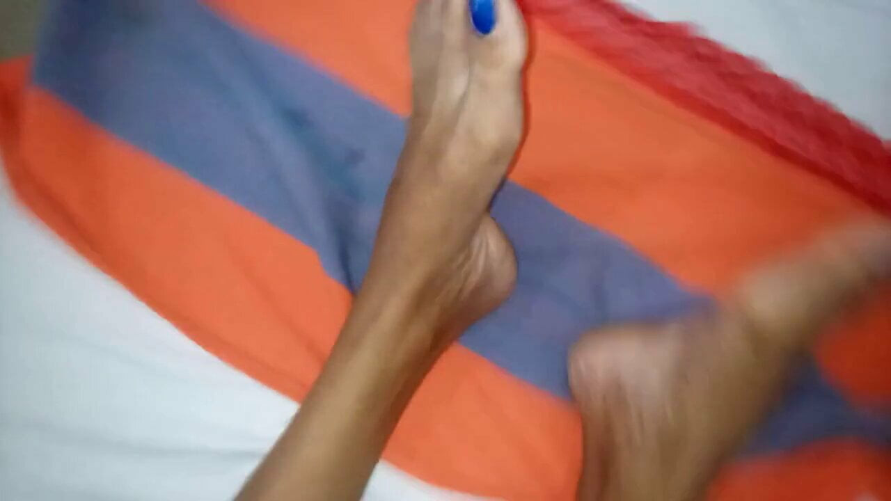 Kocası geceleri karısının ayağına masaj yapıyor