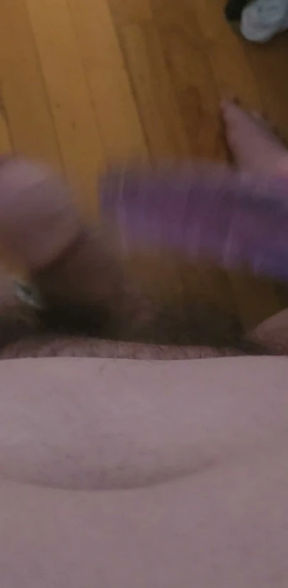 Şişman çocuk 7 inçlik bir dildo ile küçük fimozisli penisine şaplak atıyor