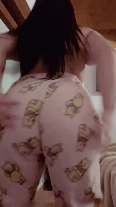 Pijama pantolonuyla götünü hareket ettiriyor