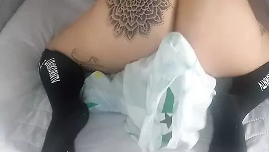 babe frotandose con la almohada consigue un gran orgasmo