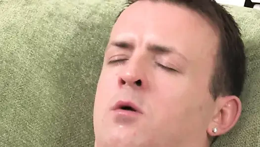 Ateşli esmer twink'in mastürbasyonu