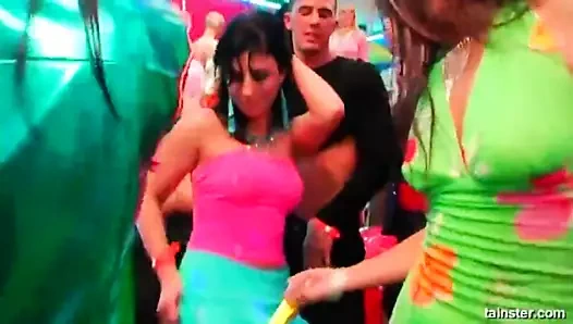 Azgın seks bebekleri bir partide kahrolası