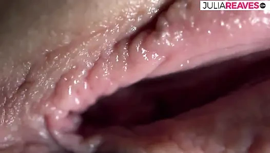 Kaltak uzun bir dildoyla amını sikerken parmaklarını kıvırıyor