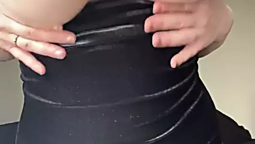 Tanrıça büyük göğüsleri sergiliyor