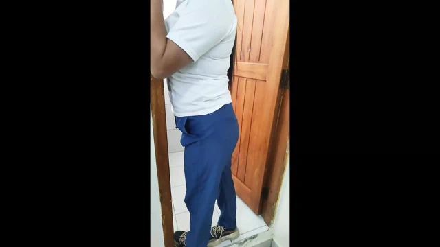 PENIS EMMEYI ÖĞRENIYORUM!! Üvey erkek kardeşimi işte ziyaret ettim ve küçük penisine sakso çektim.