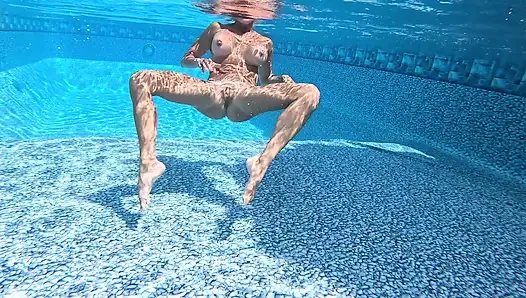 Süper ateşli orta yaşlı seksi kadın Tatiana Steele havuzda Ian'a bakış açısı veriyor