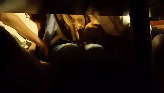 Mes deux copines me sucent au restaurant