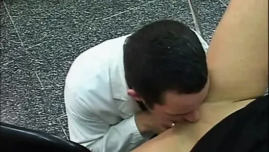 Büyük memeli güzel genç sarışın jinekolog tarafından sikiliyor ve götüne boşaltıyor