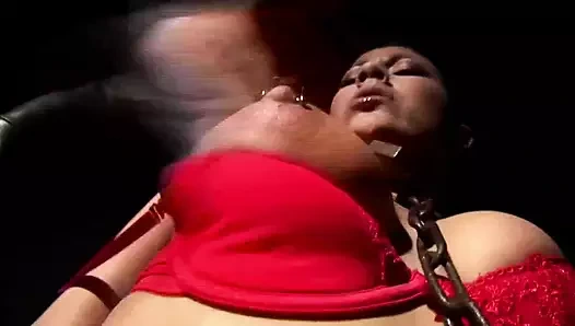 İtaatkar esmer bebek seksi vücudunun her yerine şaplak atılıyor