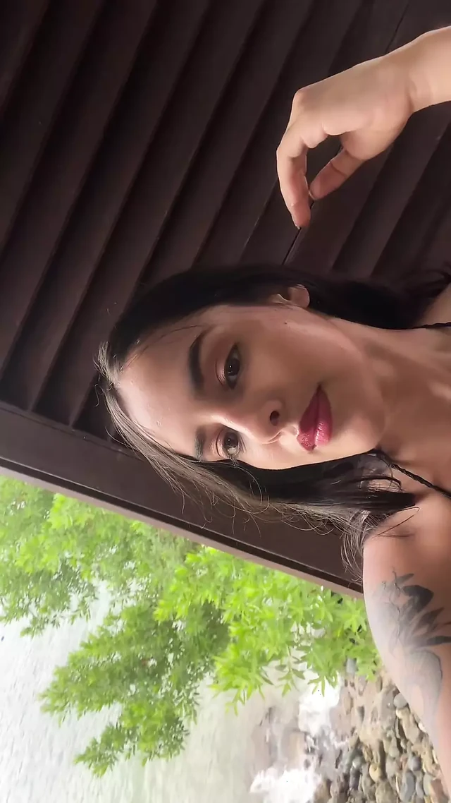 Он раздел меня и трахнул перед моими соседями.