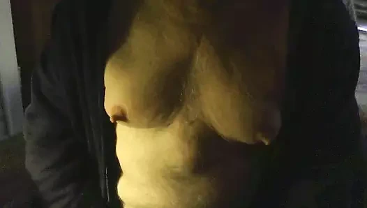 Pompalanan meme uçlarıyla oynamak