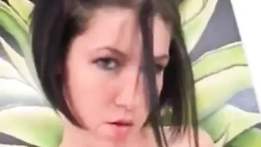 A dögös tini Allie rózsaszín fehérneműben játszik