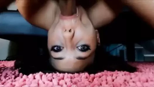 Baş aşağı gırtlağına kadar alıyor ve boşalıyor